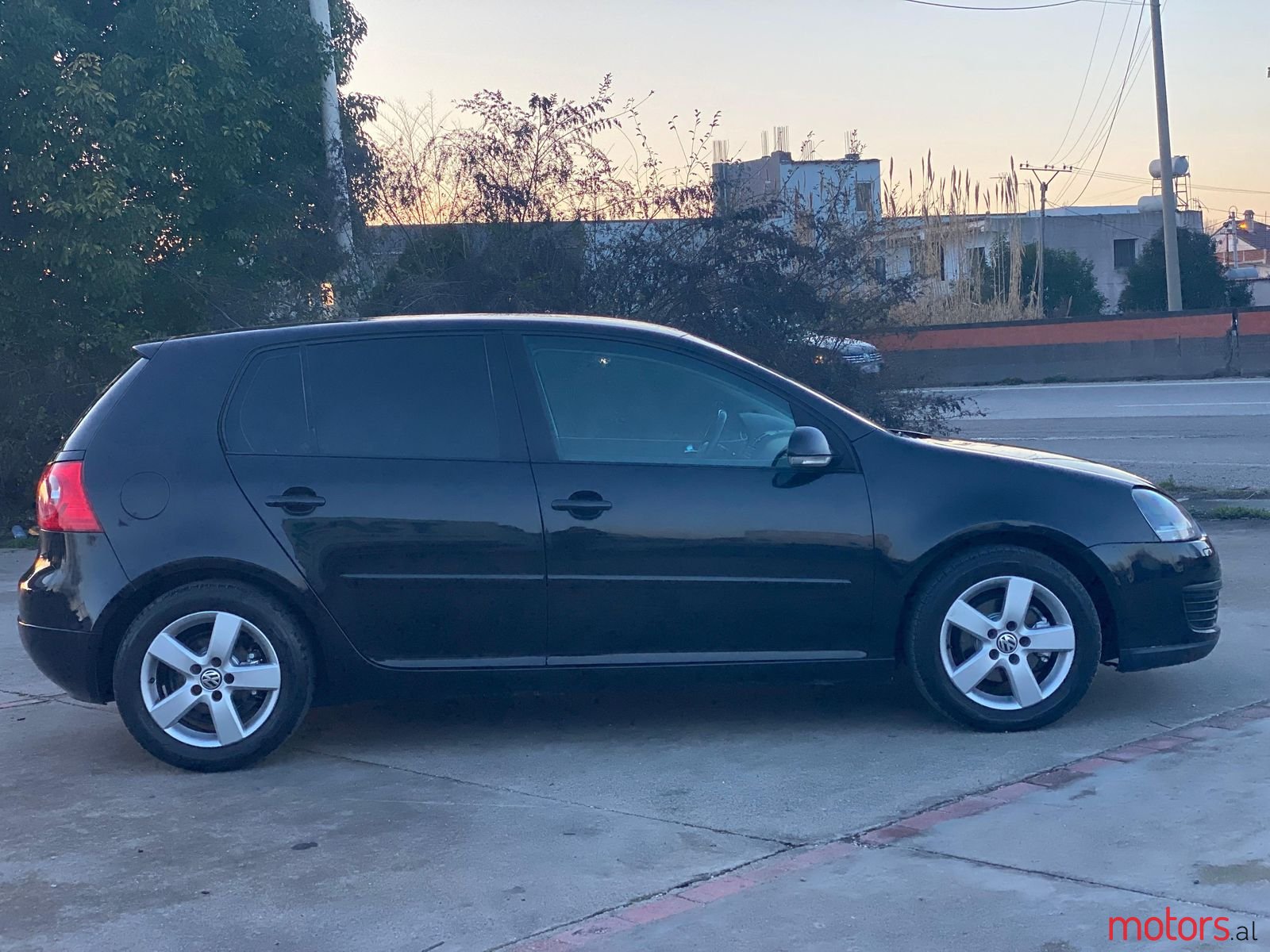 2008' Volkswagen Golf photo #2