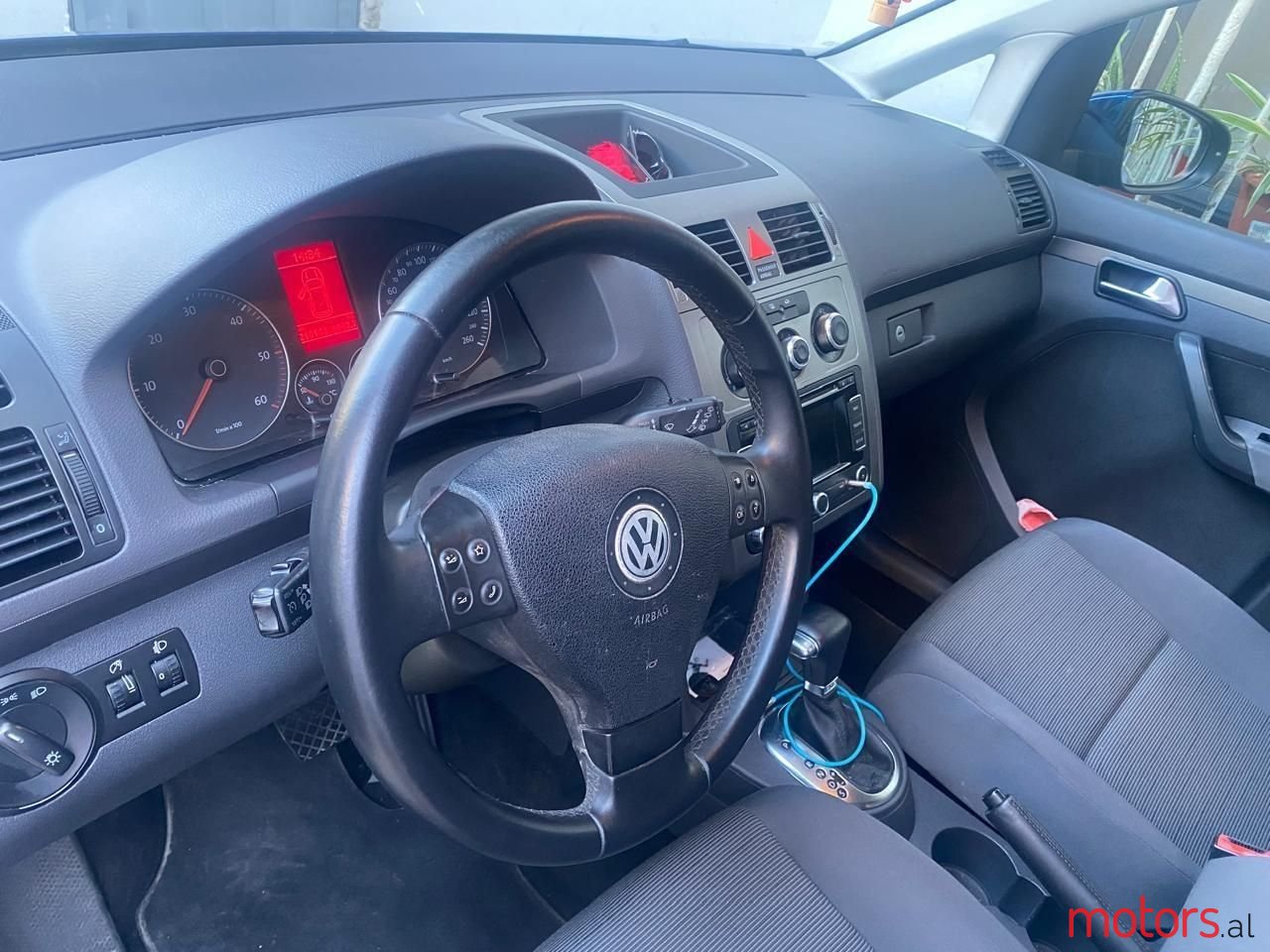 2009' Volkswagen Touran photo #6