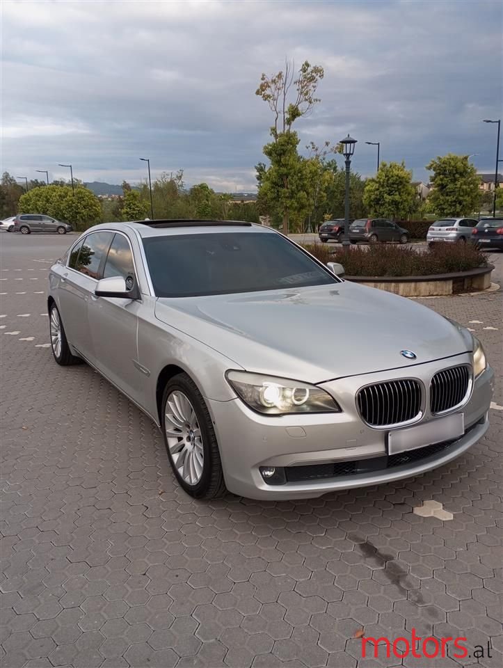 2011' BMW 730 photo #1