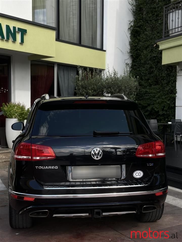 2016' Volkswagen Touareg photo #2