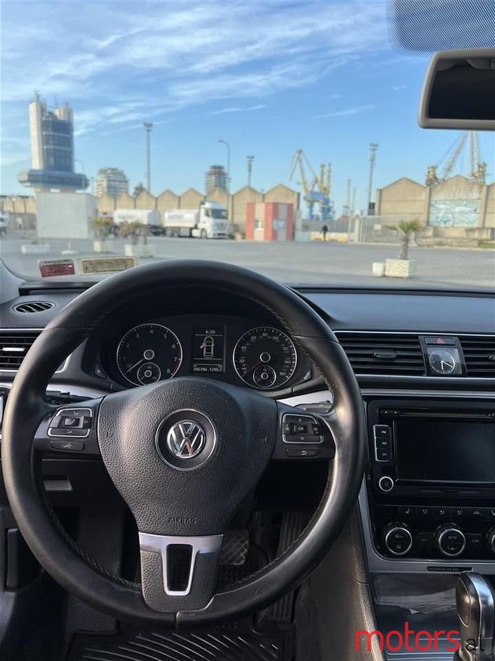 2012' Volkswagen Passat photo #6