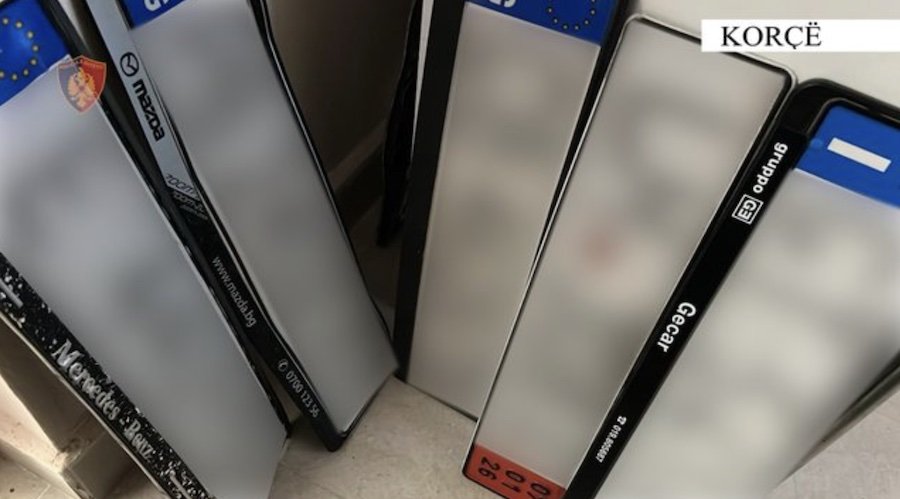 Vodhi targat e 5 automjeteve/ Vihet në pranga 23-vjeçari në Korçë