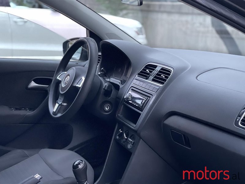 2013' Volkswagen Polo photo #6