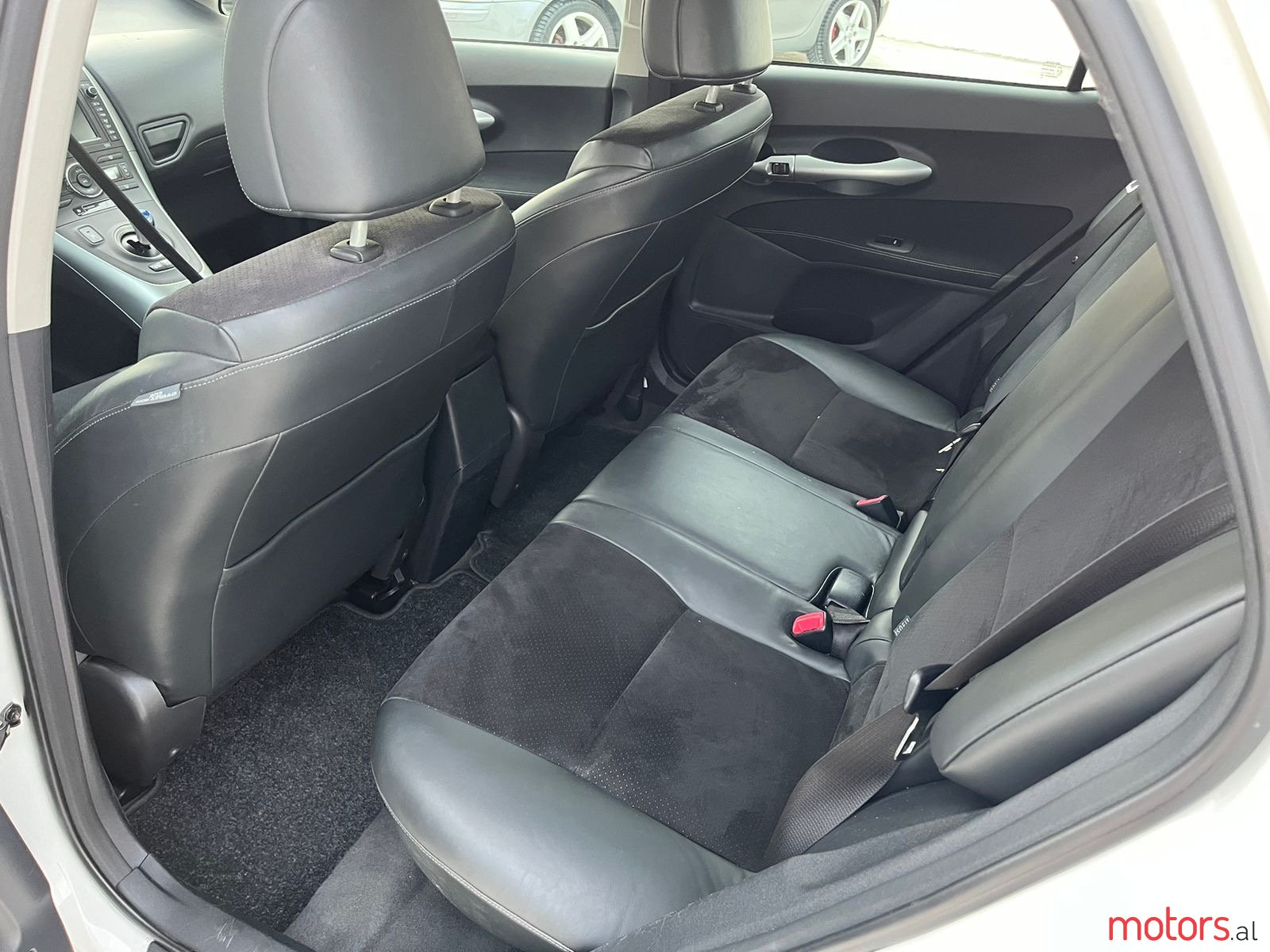 2011' Toyota Auris Hybrit photo #5