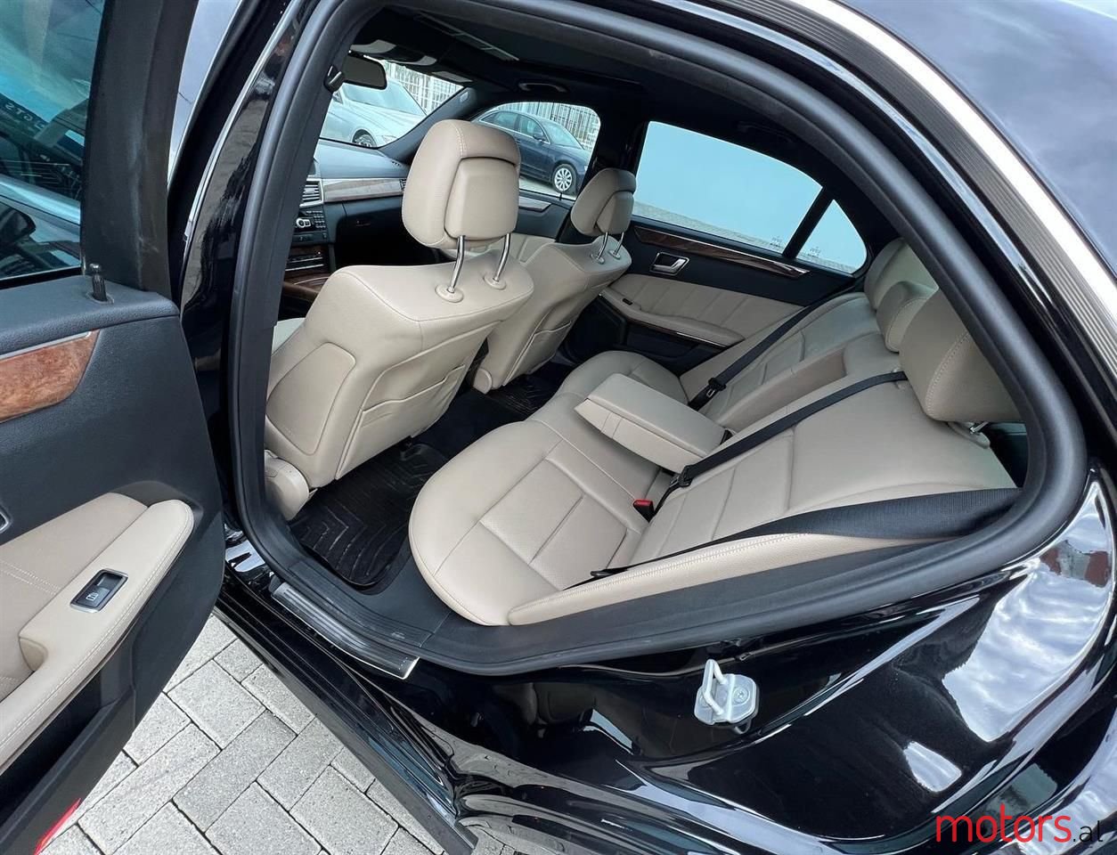 2012' Mercedes-Benz E 300 photo #6