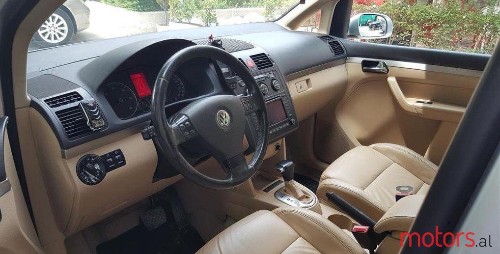 2005' Volkswagen Touran photo #1