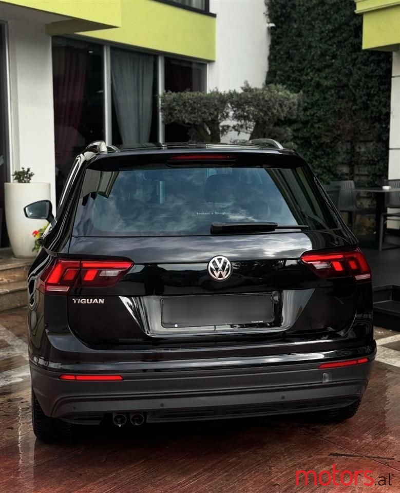 2019' Volkswagen Tiguan photo #2