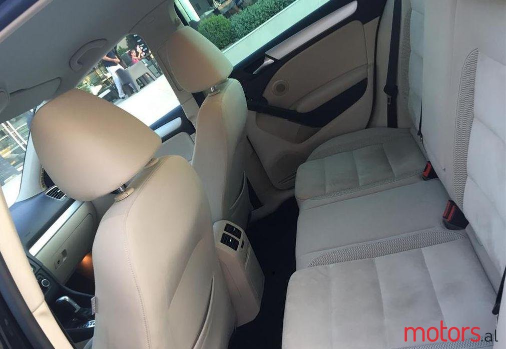 2011' Volkswagen Golf photo #3