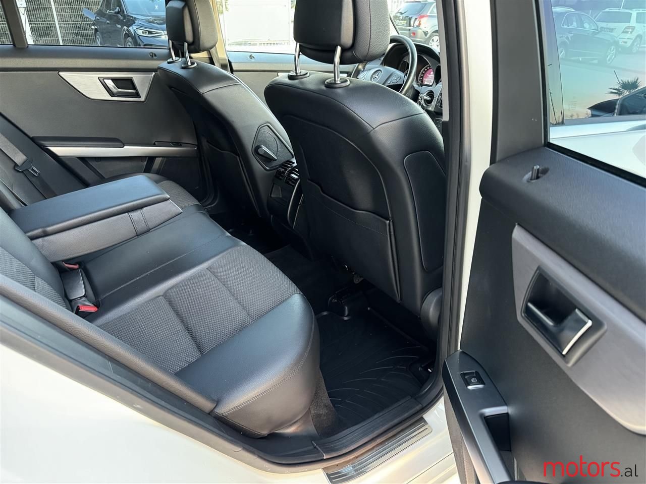 2011' Mercedes-Benz GLK 250 photo #2