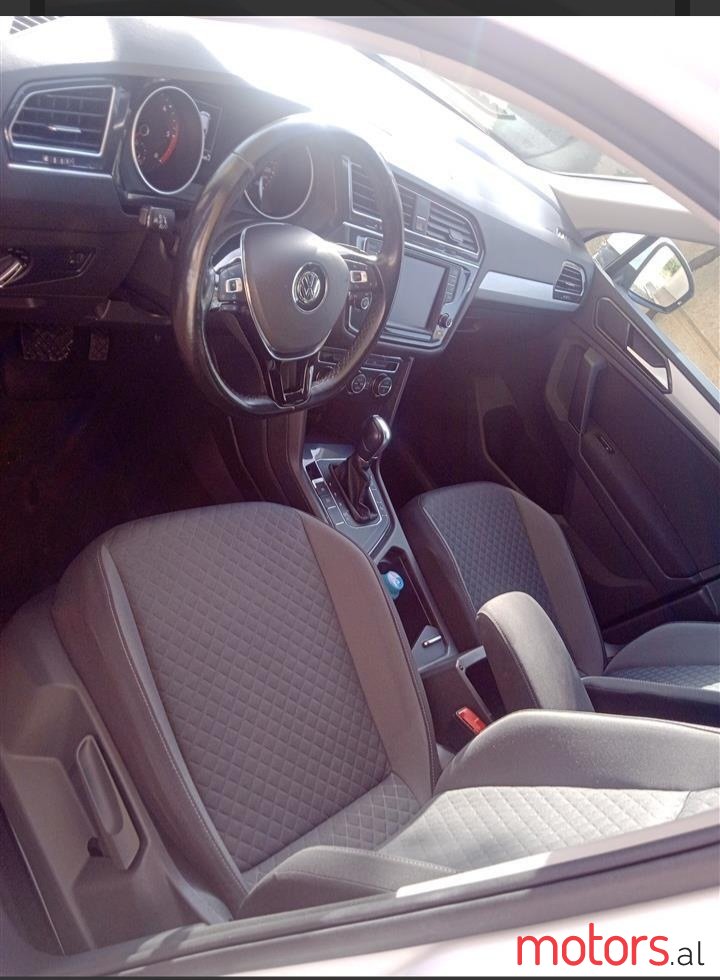2017' Volkswagen Tiguan photo #2