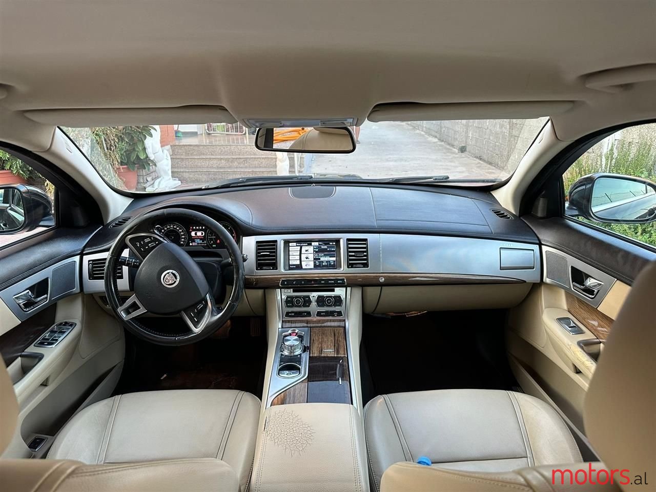 2012' Jaguar XF photo #3