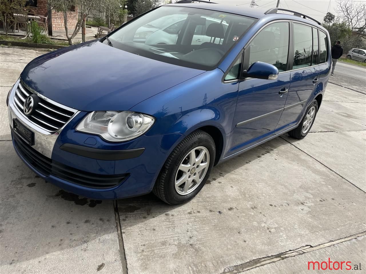 2009' Volkswagen Touran photo #2