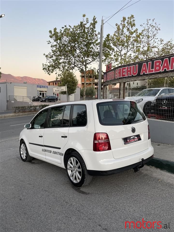 2008' Volkswagen Touran photo #2