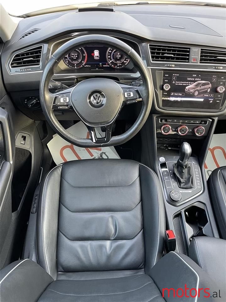 2018' Volkswagen Tiguan photo #3