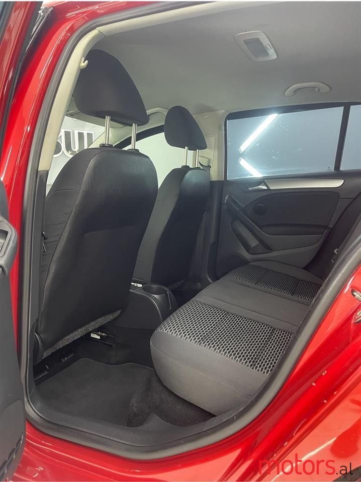 2011' Volkswagen Golf photo #5