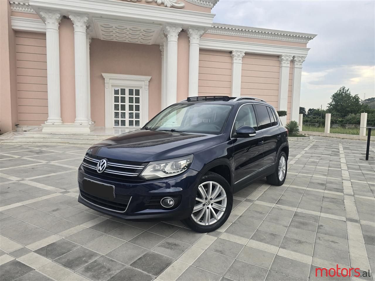 2012' Volkswagen Tiguan photo #3