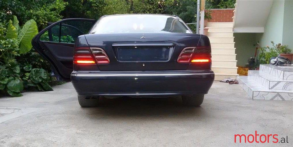 2001' Mercedes-Benz 270 photo #1