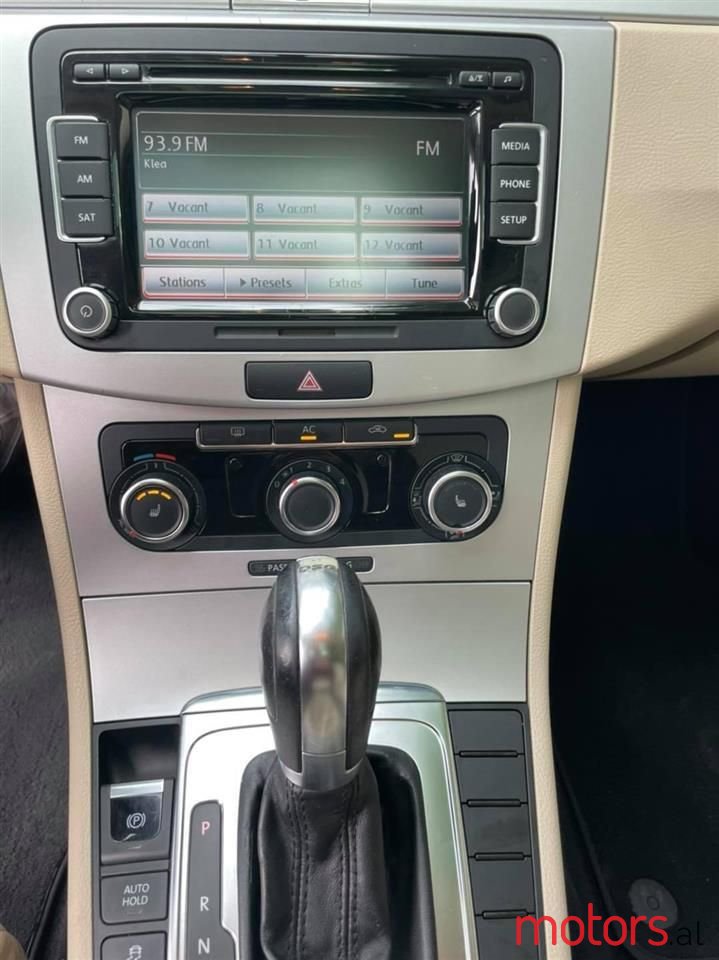 2012' Volkswagen Passat photo #6