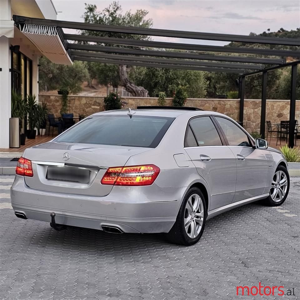 2011' Mercedes-Benz E 220 photo #3