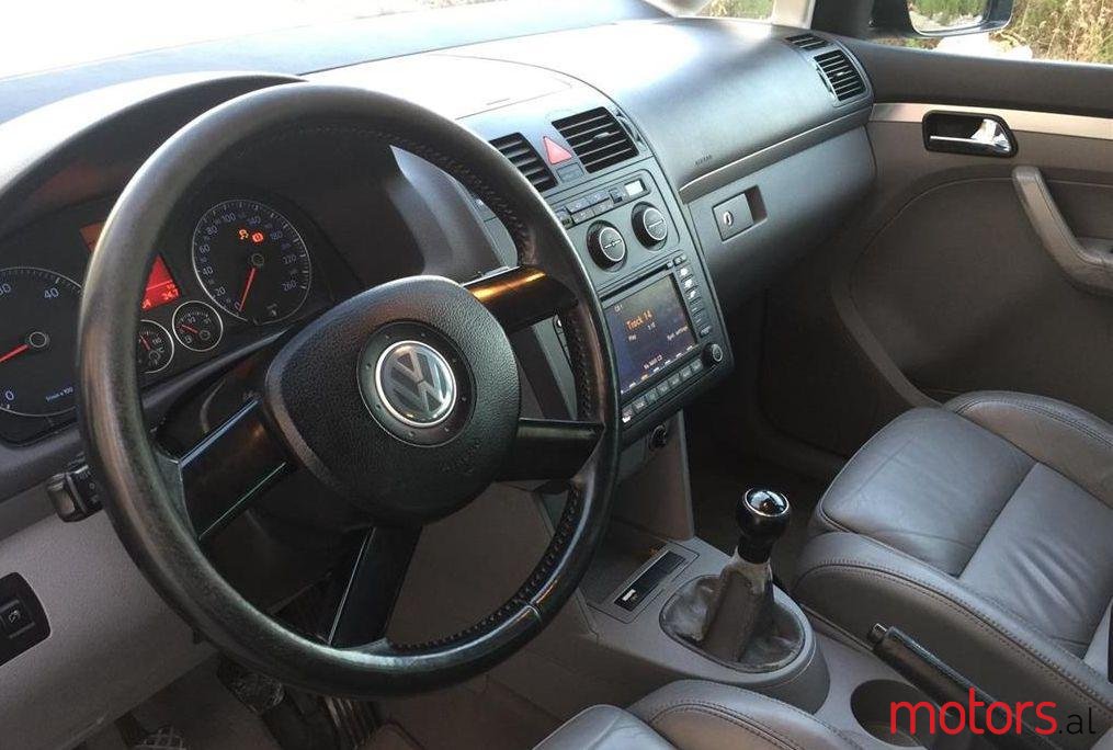 2005' Volkswagen Touran photo #3
