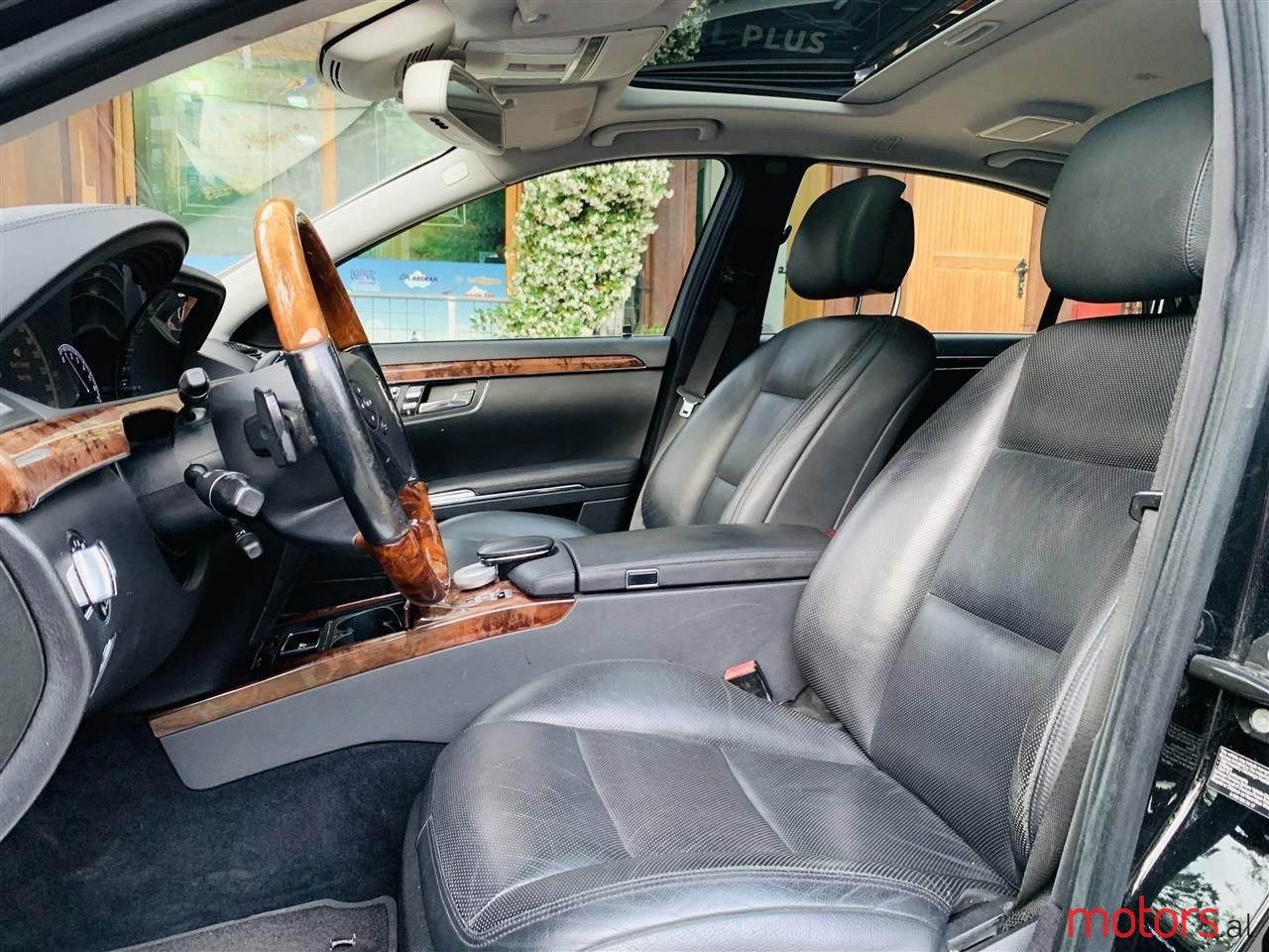 2011' Mercedes-Benz S 550 photo #5