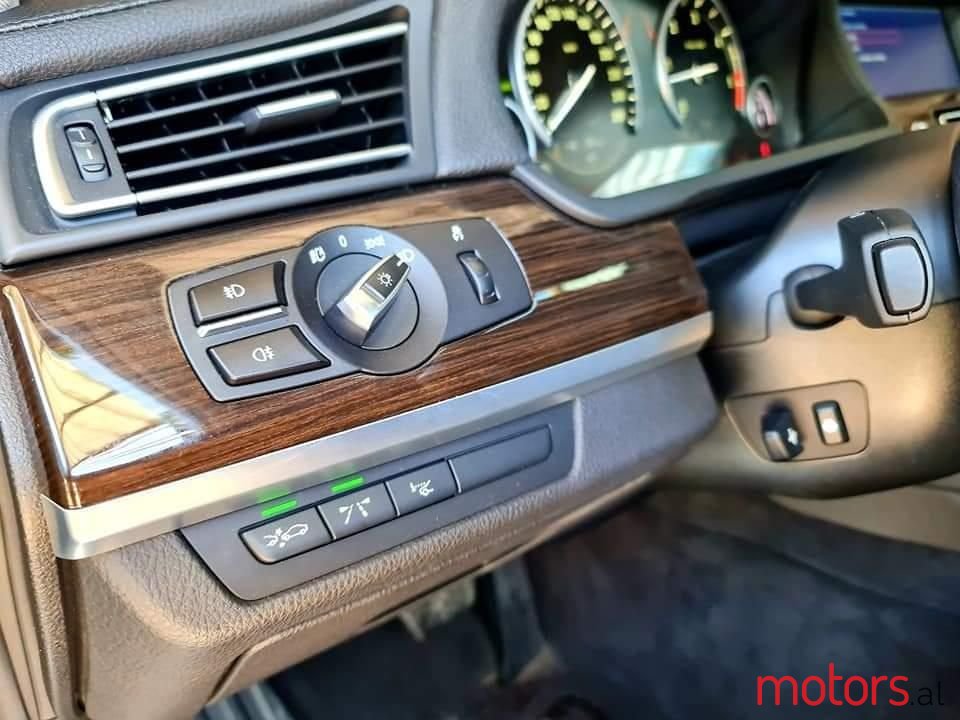 2011' BMW 730 photo #5