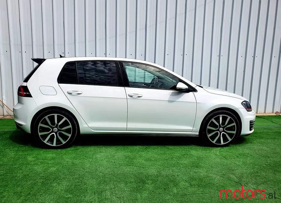 2016' Volkswagen Golf photo #1
