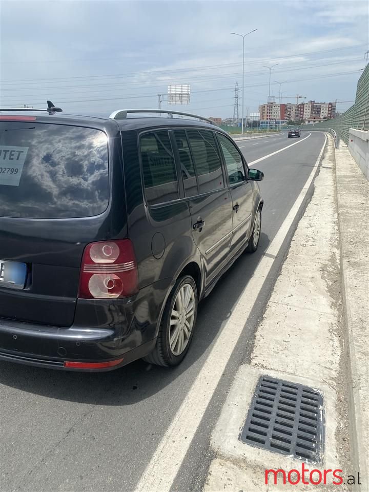 2007' Volkswagen Touran photo #5