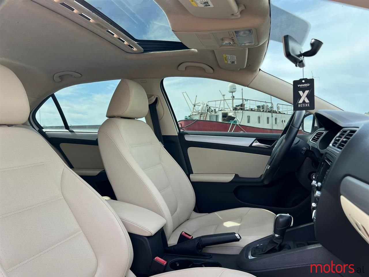 2012' Volkswagen Jetta photo #5