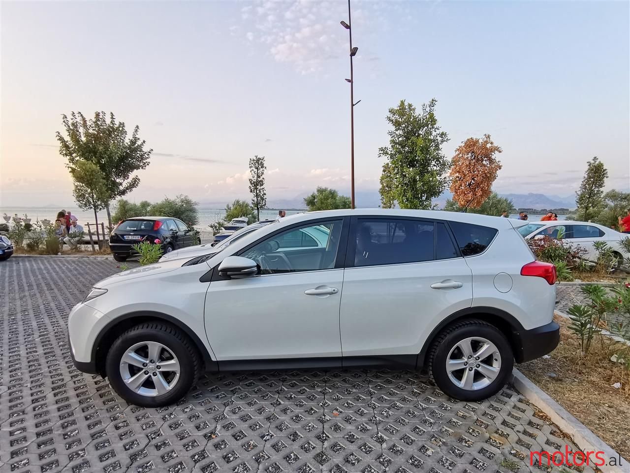 2013' Toyota RAV4 photo #3