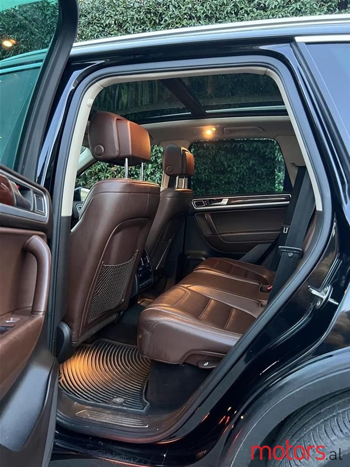 2013' Volkswagen Touareg photo #2