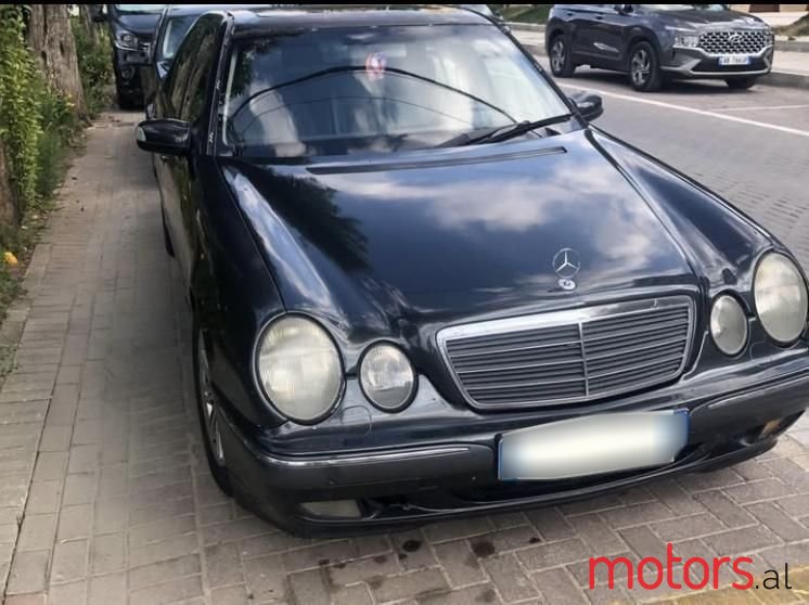 2001' Mercedes-Benz 270 photo #2