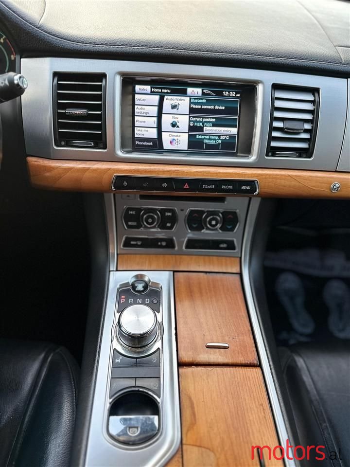 2012' Jaguar XF photo #3