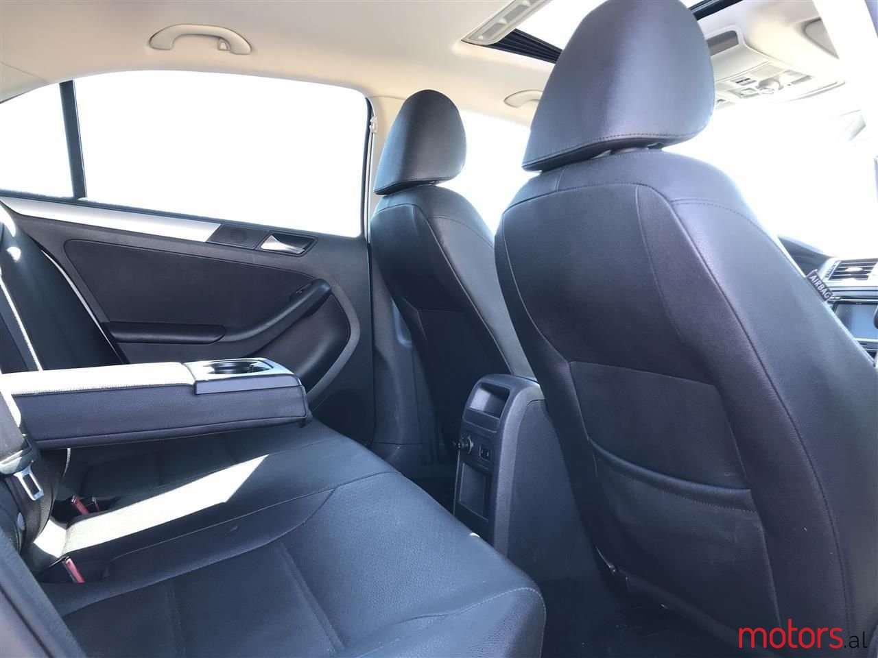 2011' Volkswagen Jetta photo #3