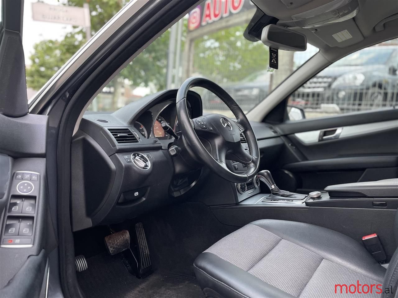 2011' Mercedes-Benz C 200 photo #3