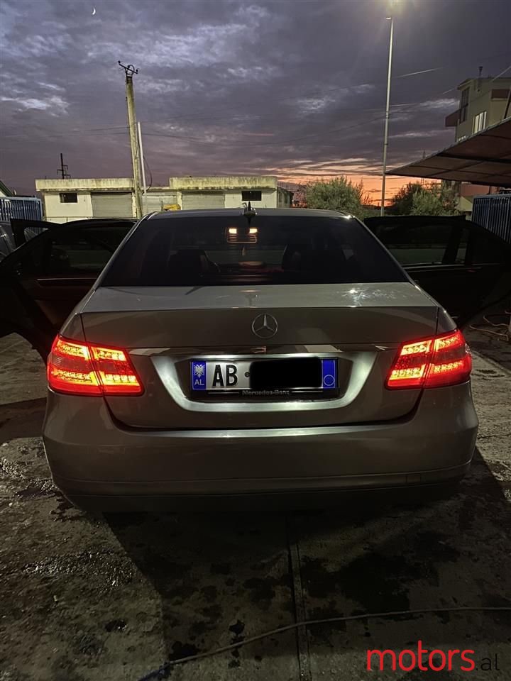 2011' Mercedes-Benz E 220 photo #1