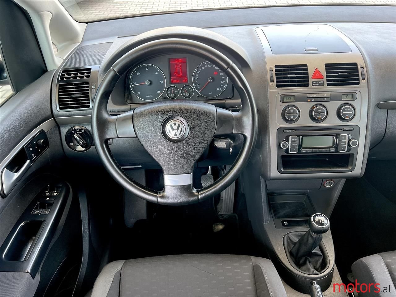 2008' Volkswagen Touran photo #5