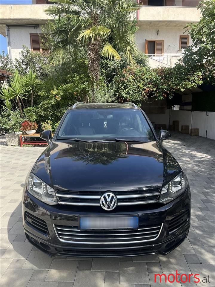 2011' Volkswagen Touareg photo #1