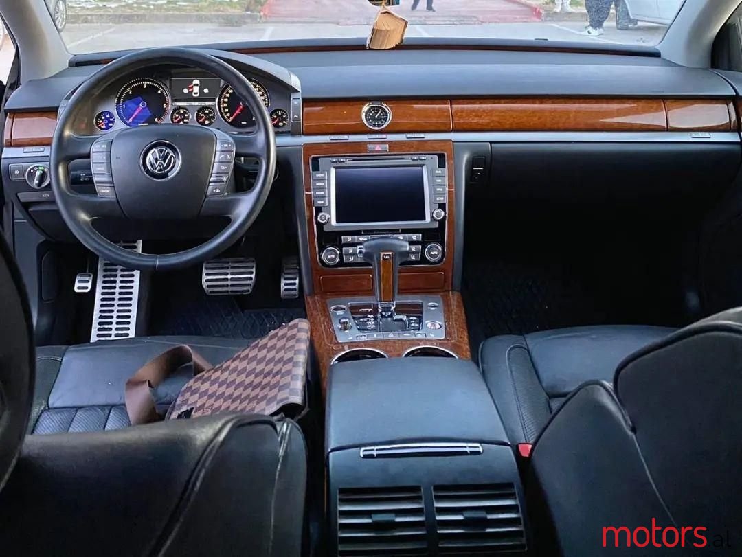 2013' Volkswagen Phaeton photo #4