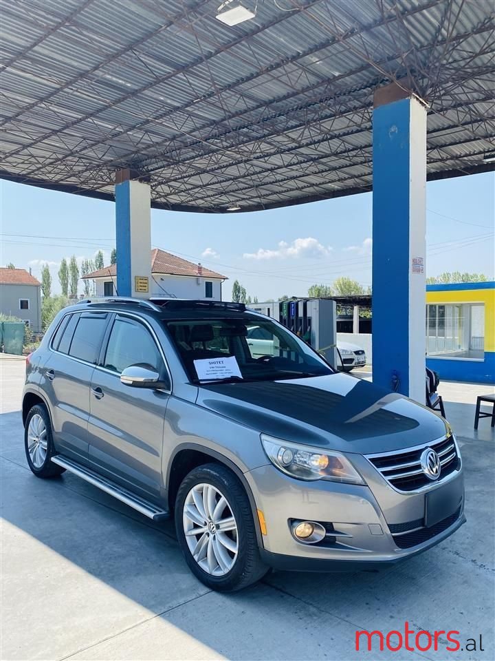 2011' Volkswagen Tiguan photo #1