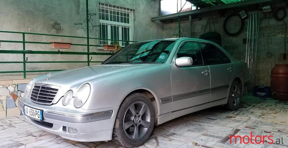 2001' Mercedes-Benz E 220 photo #1