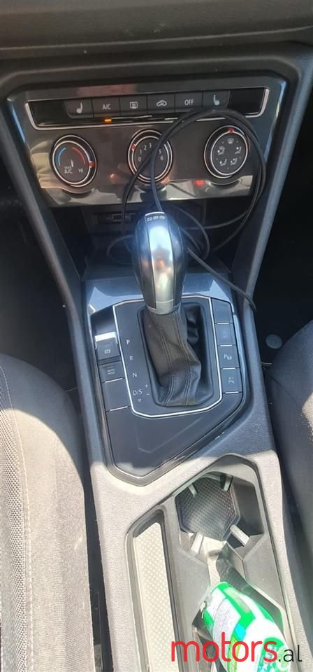 2019' Volkswagen Tiguan photo #6