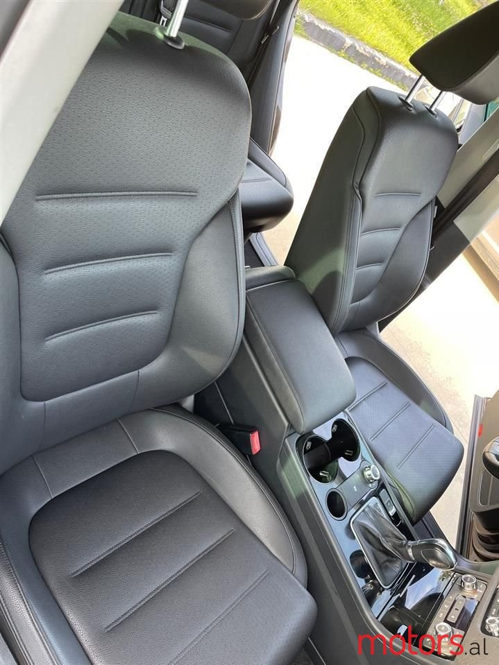 2013' Volkswagen Touareg photo #4