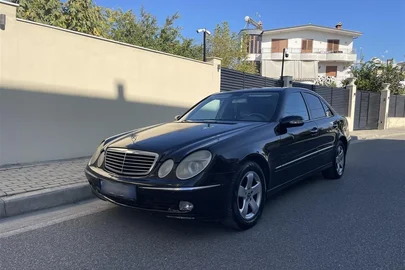 2004' Mercedes-Benz E 220