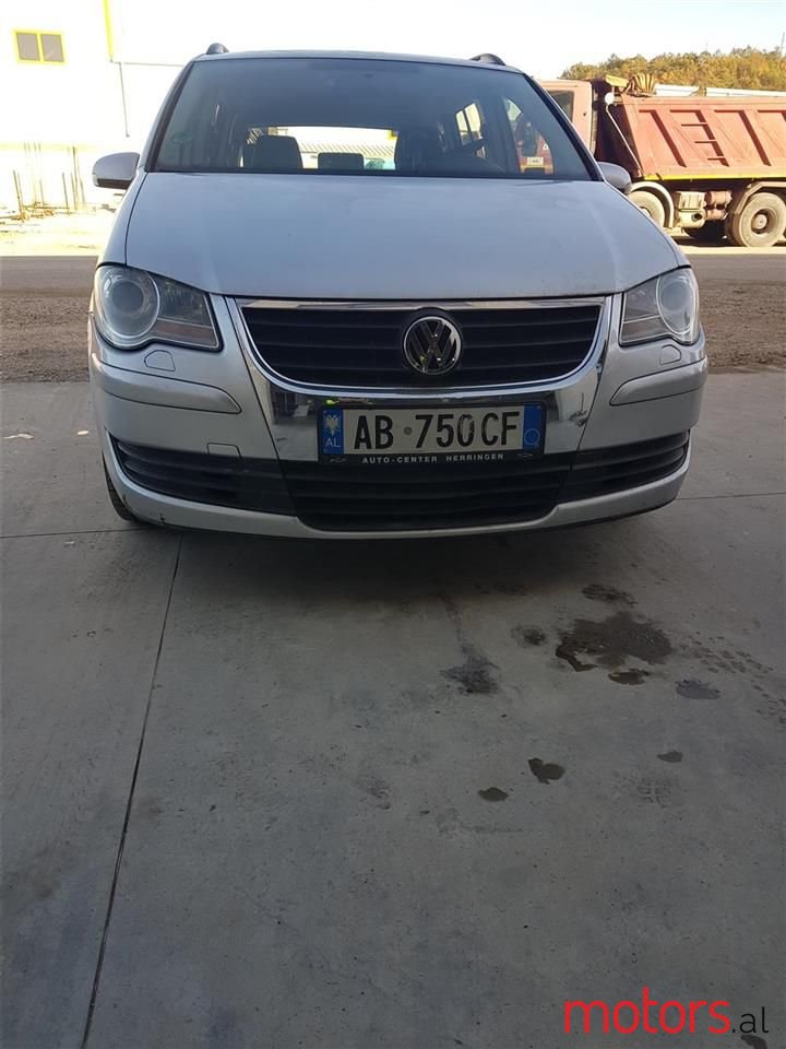 2008' Volkswagen Touran photo #1