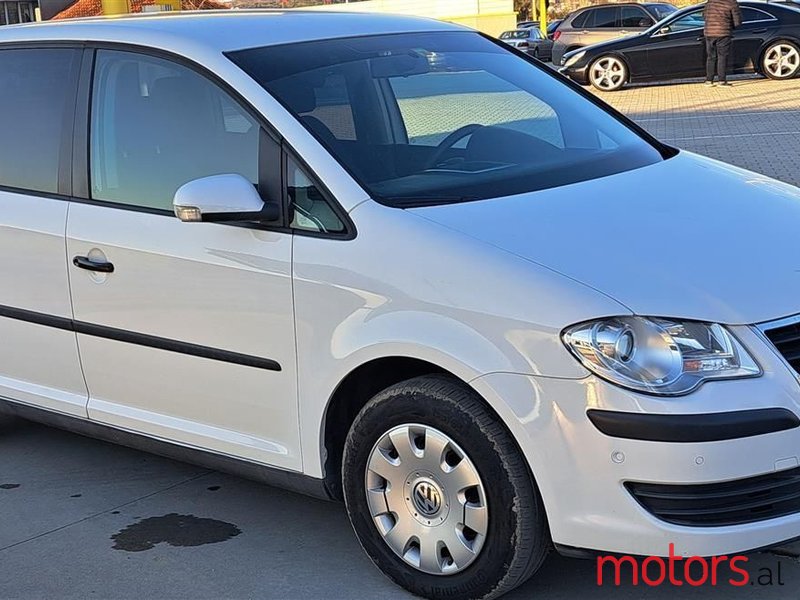 2009' Volkswagen Touran photo #2