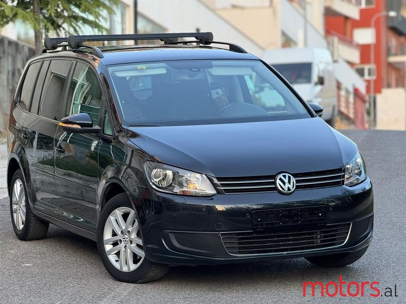 2011' Volkswagen Touran photo #1