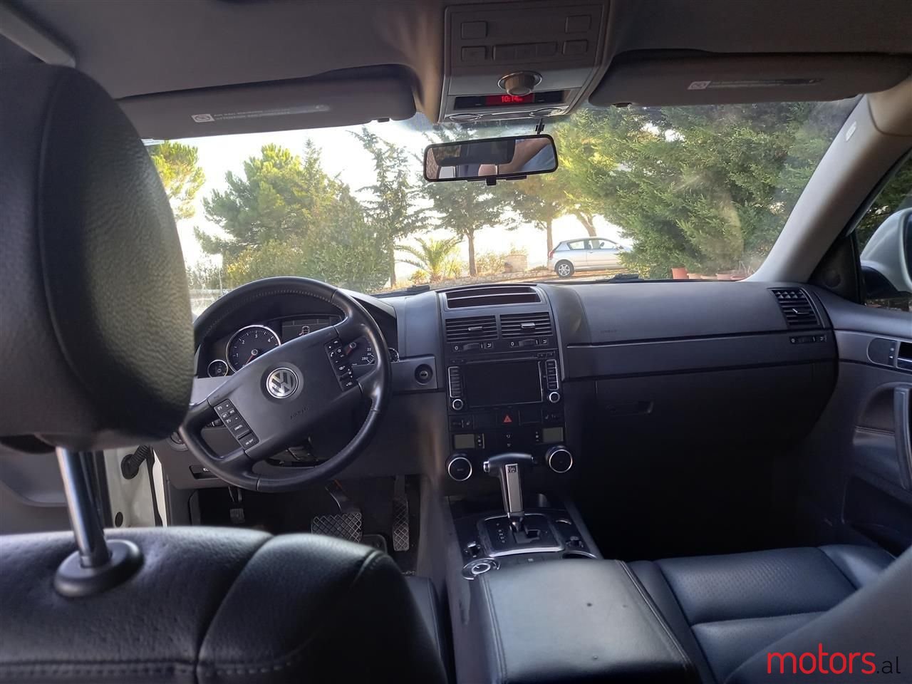 2010' Volkswagen Touareg photo #5