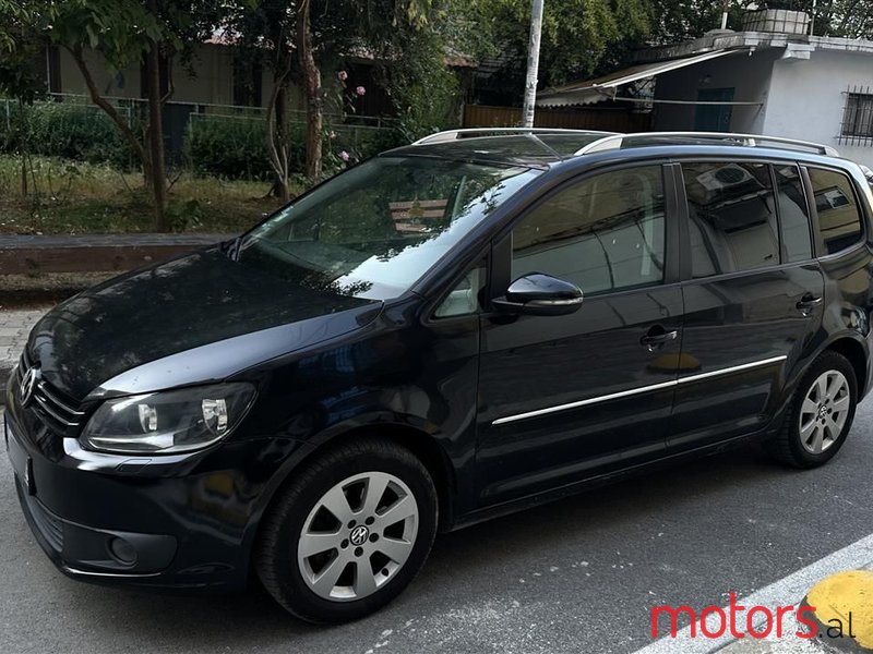 2011' Volkswagen Touran photo #1
