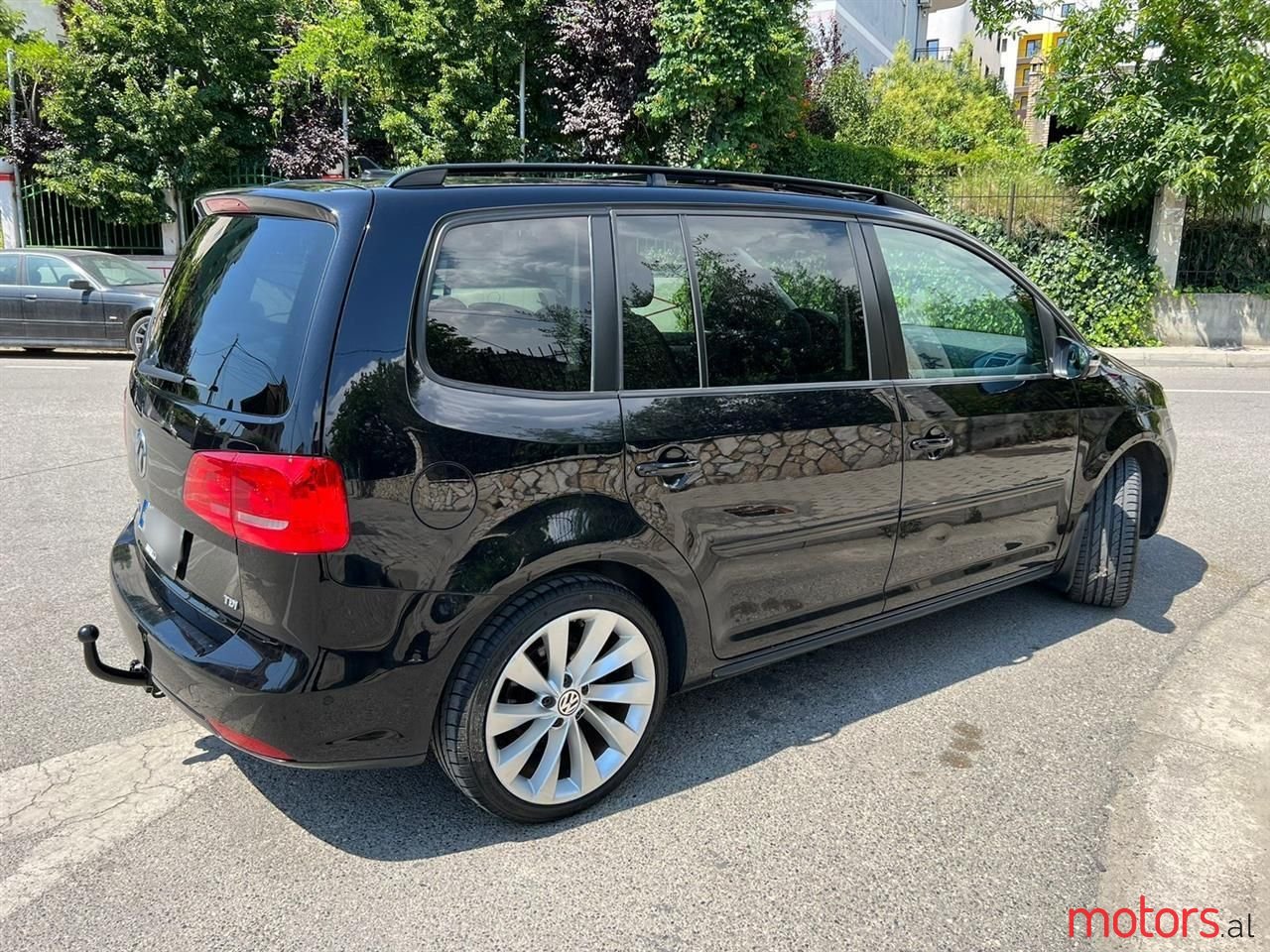 2011' Volkswagen Touran photo #4